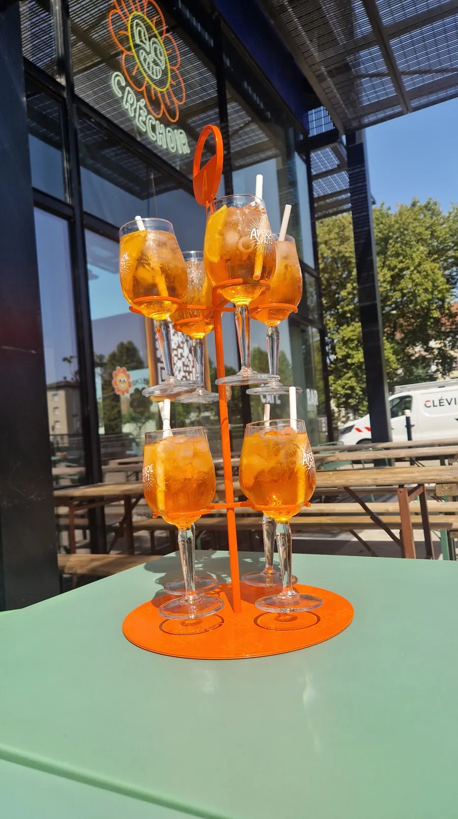 L’arbre à spritz posé sur une table de la terrasse