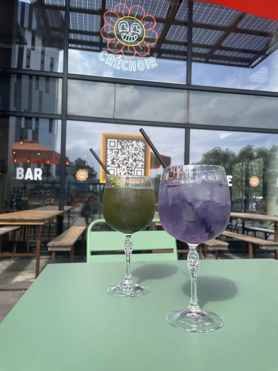 Gin tonic violette en terrasse