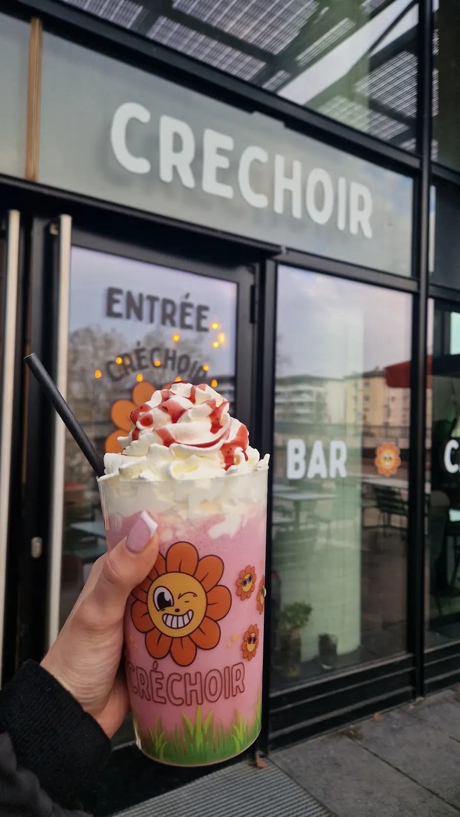 Milkshake devant l’entrée du Créchoir