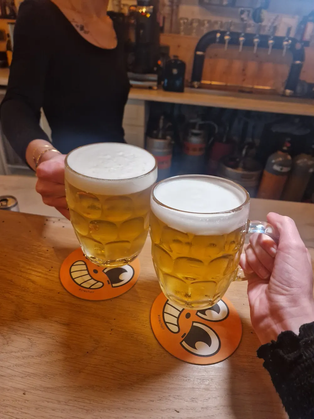 Deux pintes trinquent au comptoir